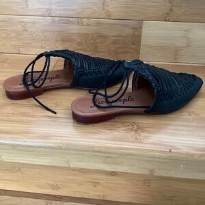 FREE PEOPLE size 7 (37) black slides